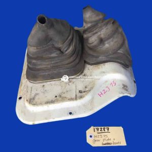Toyota Landcruiser gear /lever stick & transfer plate, with boots       HZJ75     17287